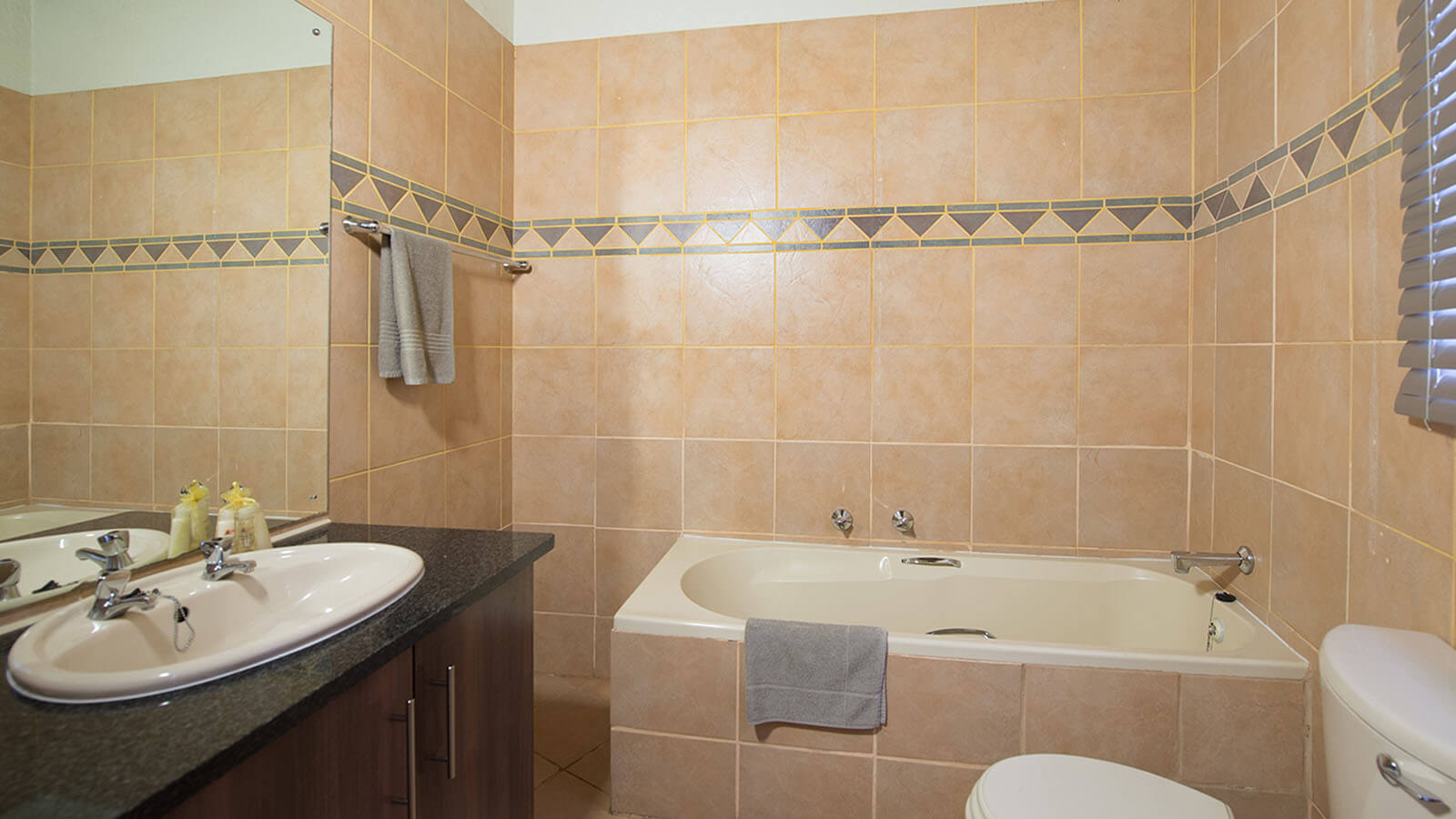 Four Bedroom Chalet with Patio